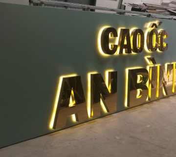 Thi công bảng hiệu Alu chữ nổi Mica 